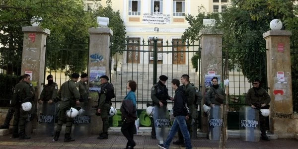 Καταδρομική επίθεση εναντίον των ΜΑΤ στην ΑΣΟΕΕ – Πέταξαν πέτρες και μάρμαρα
